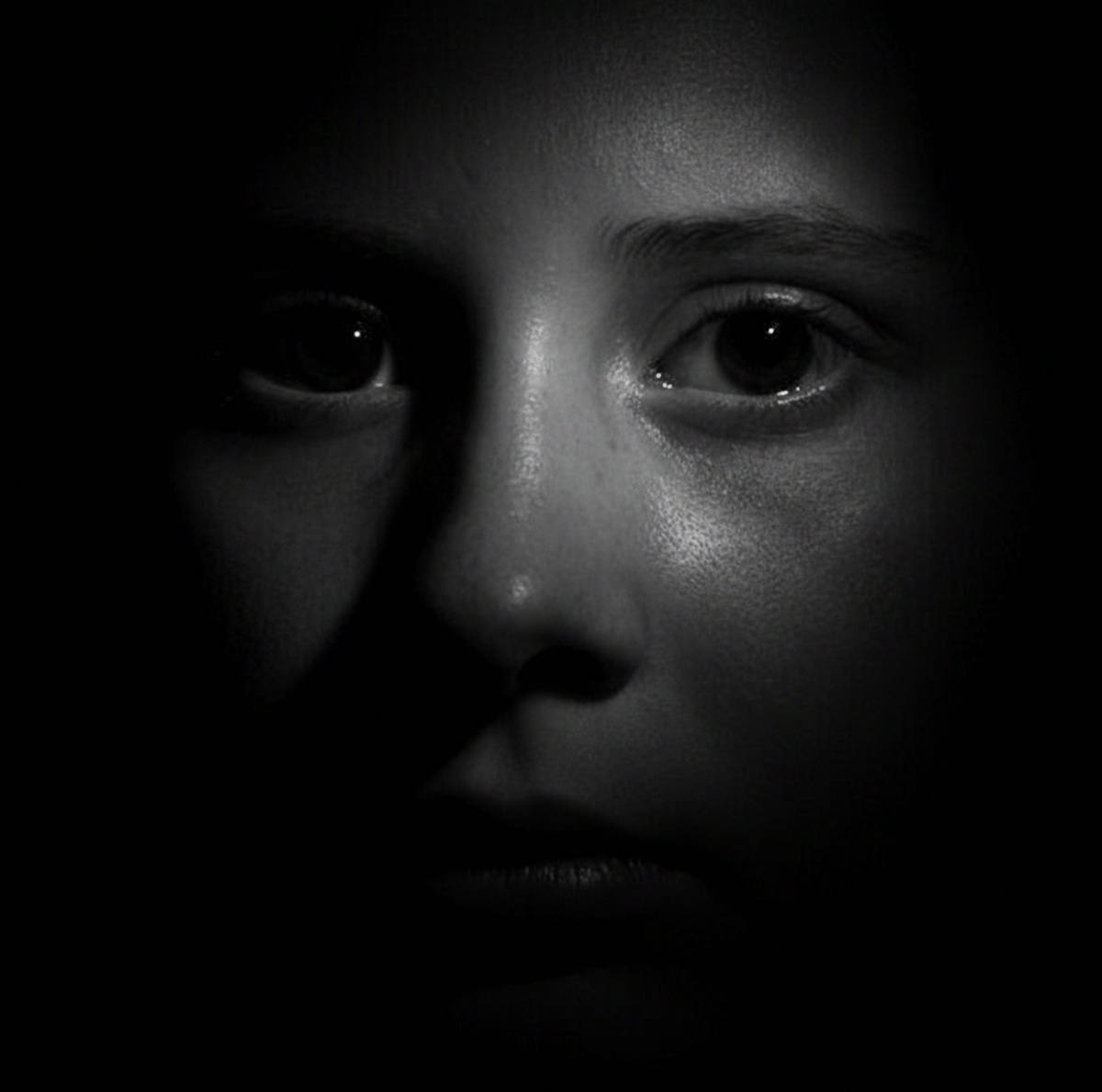 Она получает деньги во вторник.В среду покупает ребёнку китайский планшет.В четверг плачет в подушку: «Я так устала».В пятницу не понимает, зачем всё это.Ребёнок тоже не понимает.