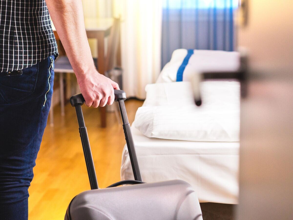    Мужчина заходит в гостиничный номер | © iStock.com / Tero Vesalainen