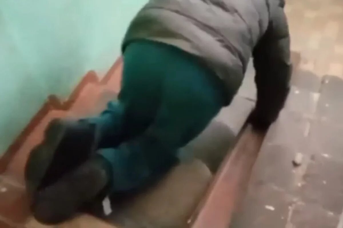    ОНФ: в Прикамье инвалид-колясочник вынужден сползать по лестнице на коленях