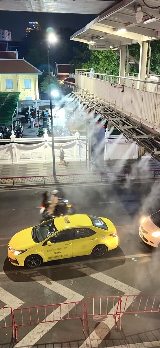 Переходы с кондиционированием (видимо, чтобы машинам тоже не было жарко)