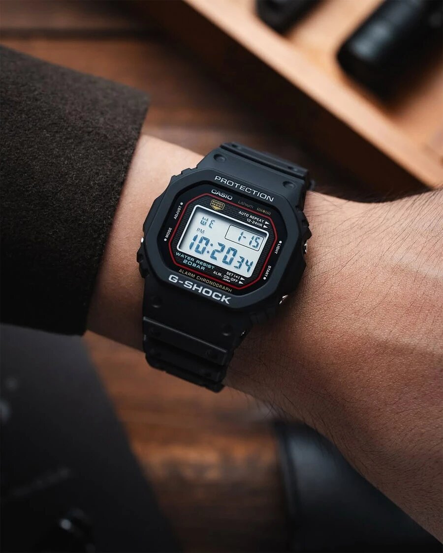 Модель G-Shock DW-5000R-1A — продолжатель традиций, использует корпус DW5000, как первые часы 1983 года