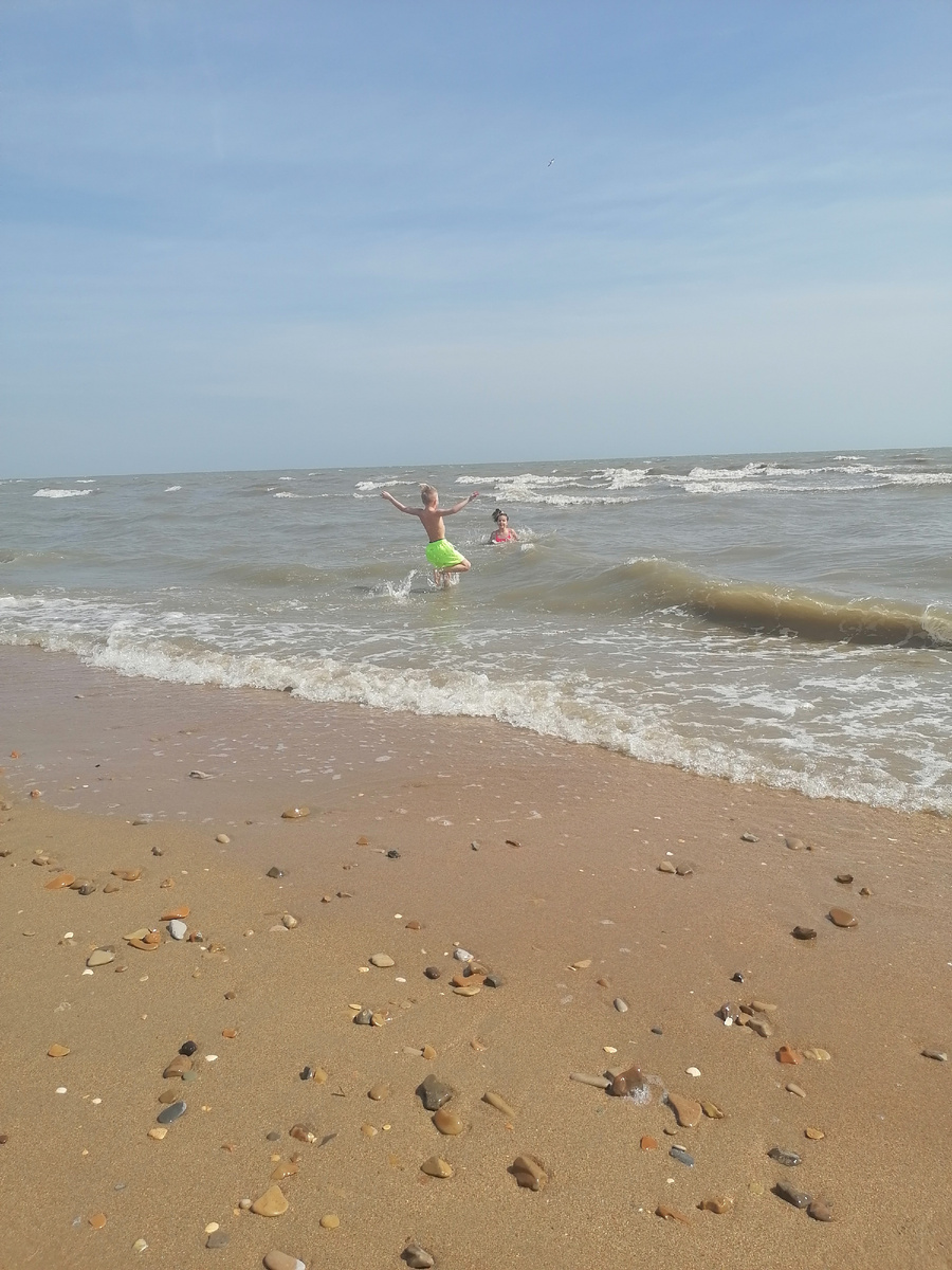 Подруга и её дети зашли искупаться.