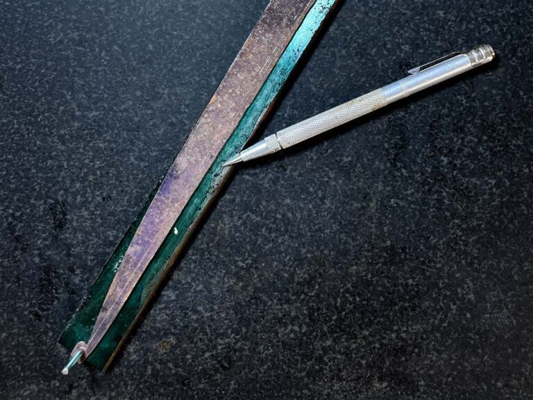 Используйте закрепленный шаблон, чтобы обвести идеальный контур до шлифовки. Это повысит точность при работе.