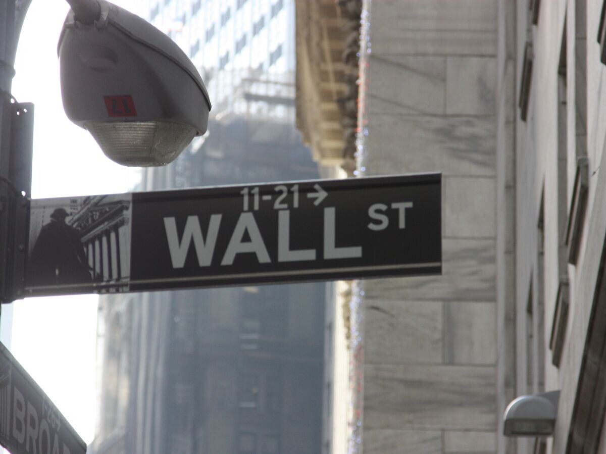    %Указатель на Wall Street в Нью-Йорке© РИА Новости . Виктор Мельник