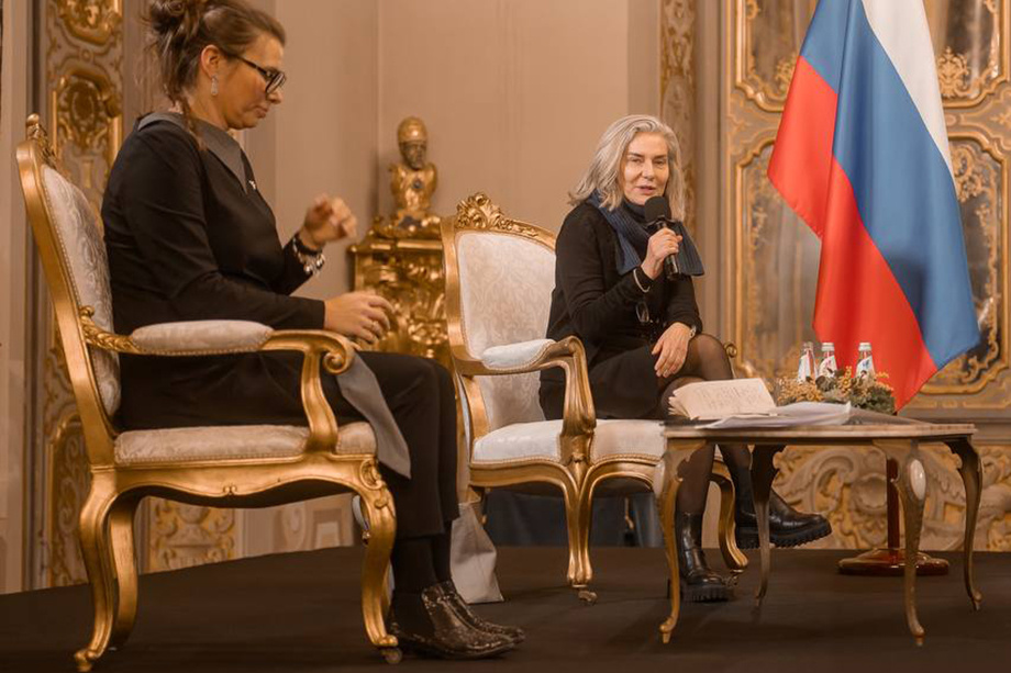 Елена Базиле (на фото справа) считает Россию естественным партнёром Европы и выступает за дипломатический диалог со всеми. | Фото: телеграм-канал Посольства РФ в Италии
