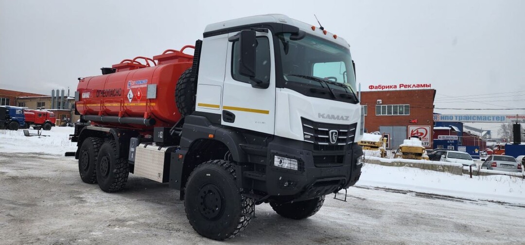 Какие особенности и технические решения отличают свежие топливозаправщики КАМАЗ К5 для сложных условий эксплуатации