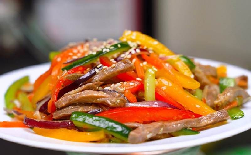 Восточный салат без майонеза: пряный аромат, свежесть овощей и нежная говядина