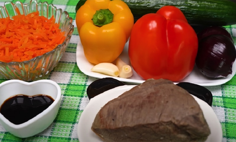 Восточный салат без майонеза: пряный аромат, свежесть овощей и нежная говядина