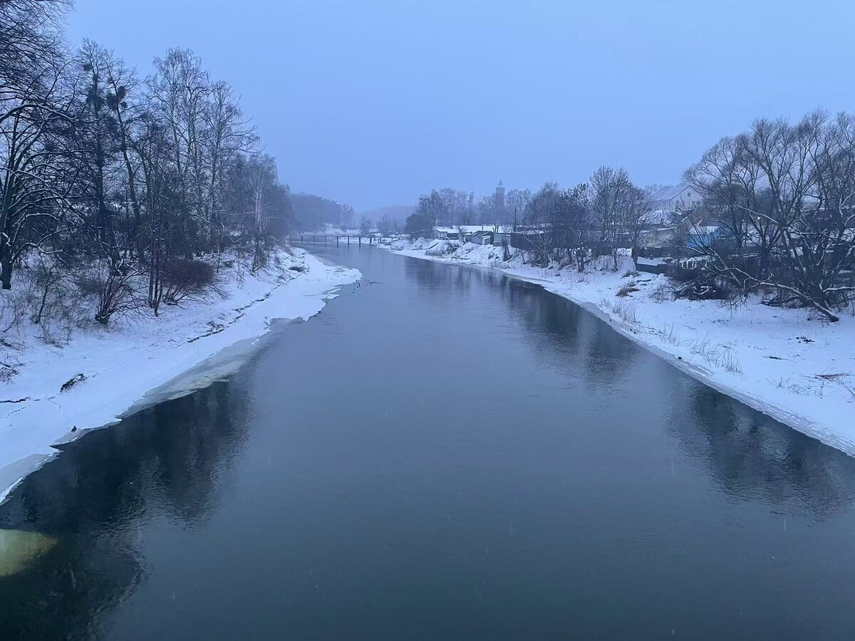 Река Лава. г. Правдинск. Февраль 2026г. Вдалеке видно пешеходный мост. 