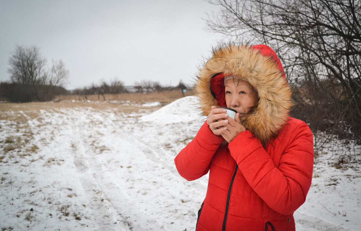 Первую зиму мы приезжали на пустой участок, чтобы просто осмотреться и почувствовать его. Понять откуда дуют сильные и холодные ветры, и где раньше всего начинает таять снег