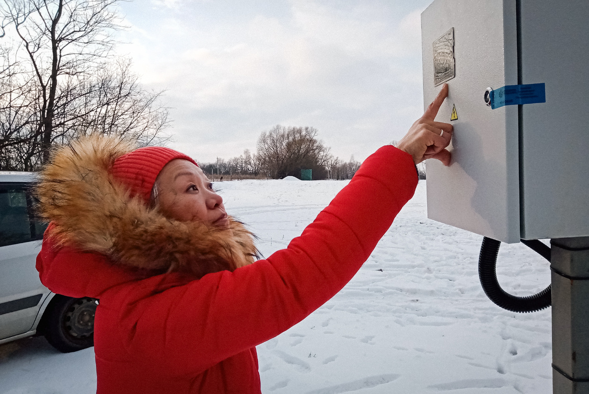 А вот и электрический шкаф. А если приглядитесь то вдали видно зеленый контйнер. А холм снего возле него - это щебень