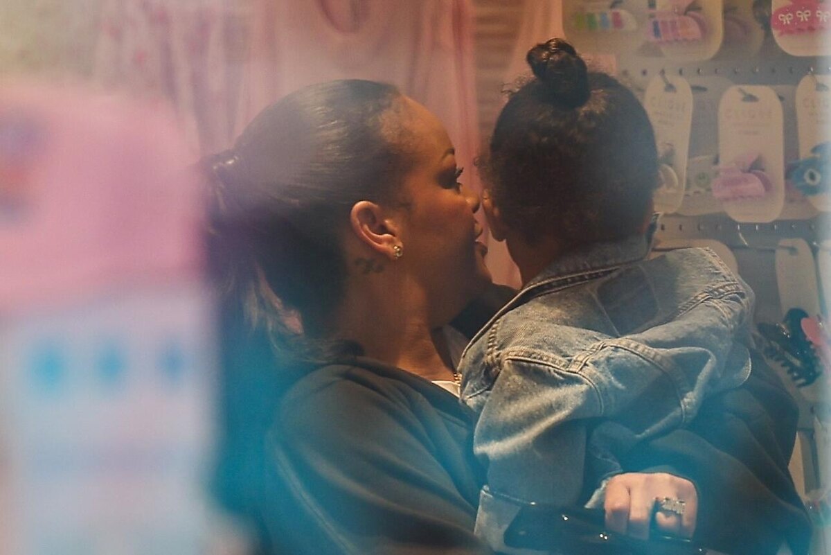    Рианна показала кольцо, подозрительно похожее на помолвочное LEGION-MEDIA