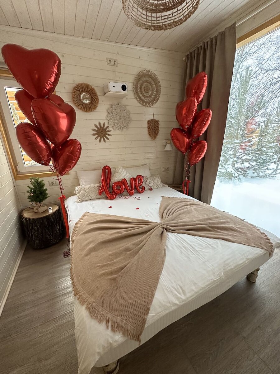 Домик Aframe Happy с панорамными окнами в оформлении ко Дню святого Валентина