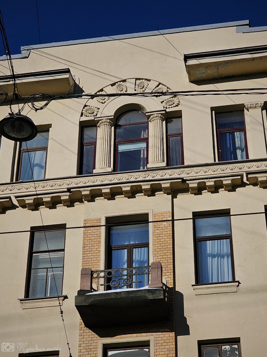 Краведеды до сих пор спорят, к какому стилю относится здание. Фото: Парадная гостья