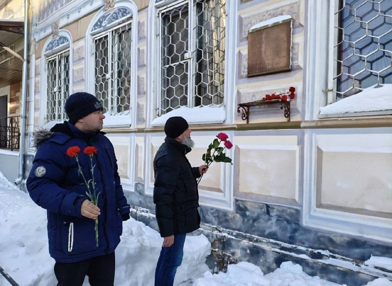 Возложение цветов к мемориальной доске Ахмета Симаева, ул. Советская, д. 8