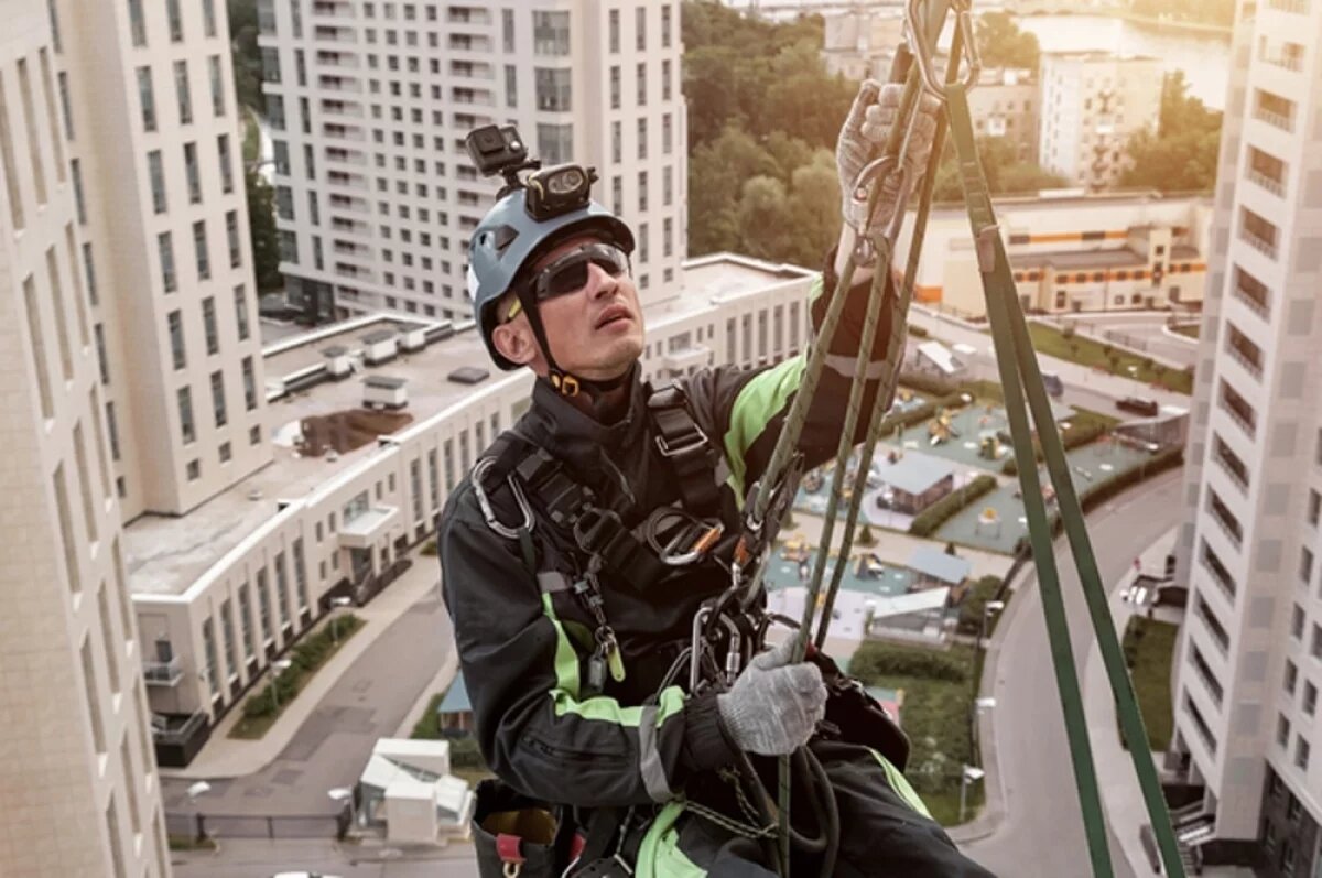    Но присутствие в верхней части списка монтажников подсказывает: рабочие специальности востребованы.