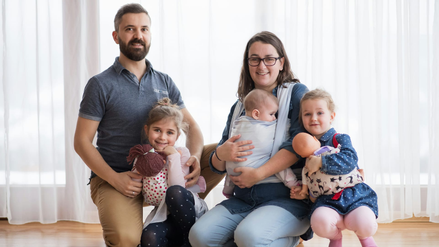 В России сейчас 2,9 миллиона многодетных семей (+8,8% за 2025 год). Большинство из них — с 3 детьми. Но около 700 000 семей имеют 4 и более детей — именно они получат дополнительный инструмент поддержки.