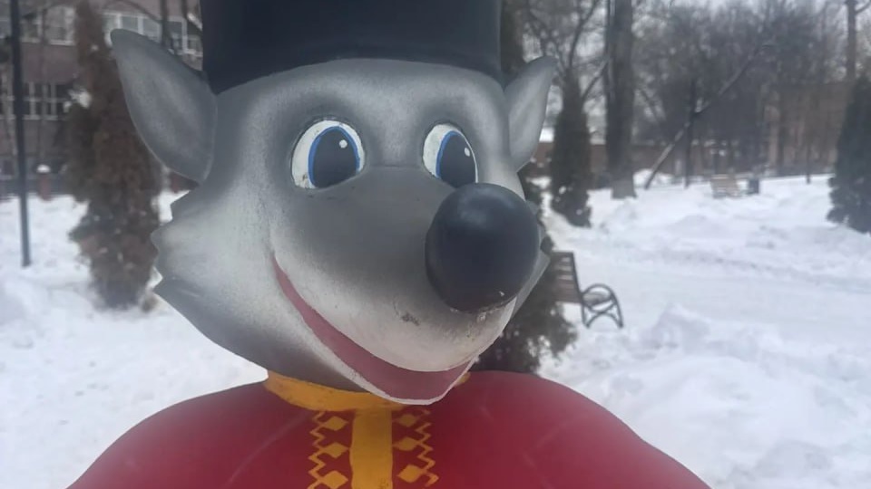 Никогда такого не было - и вот опять! В парке Пионеров снова повредили скульптуру Волка