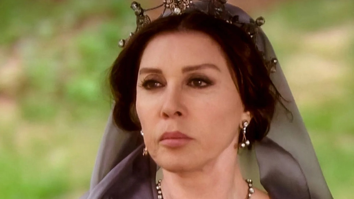 Она сидела на резной скамье в своих покоях, выходивших в сад, и смотрела на мир невидящими глазами.