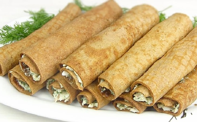 Блинные рулетики с куриной печенью: ресторанная закуска из простого домашнего рецепта