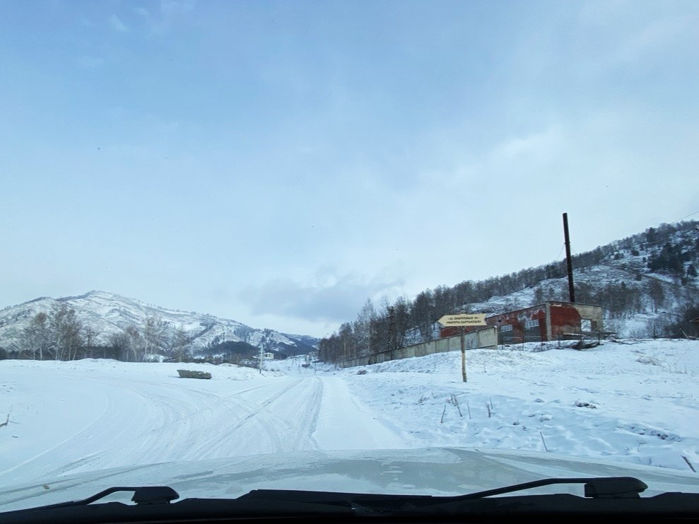 Перед селом Толгоек поворот налево по указателю: Смотровая «Ворота Сартакпая».