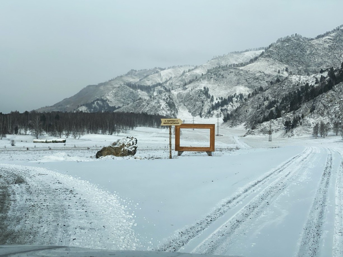По хорошей гравийной дороге.
