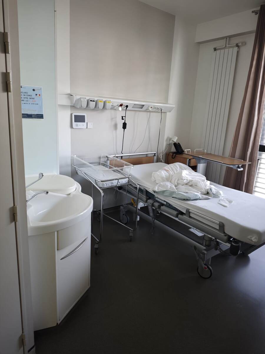 Так выглядела моя палата. Прошу прощения за бардак на кровати - фото было сделано при выписке. 