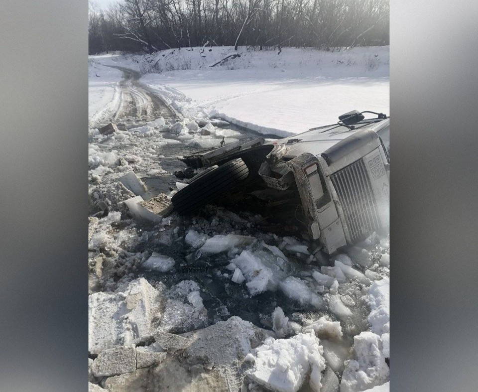   12 февраля на временной ледовой переправе через реку Самарку лед не выдержал грузовик МАЗ и треснул. Фото: Телеграм-канал «Услышано Кинель»