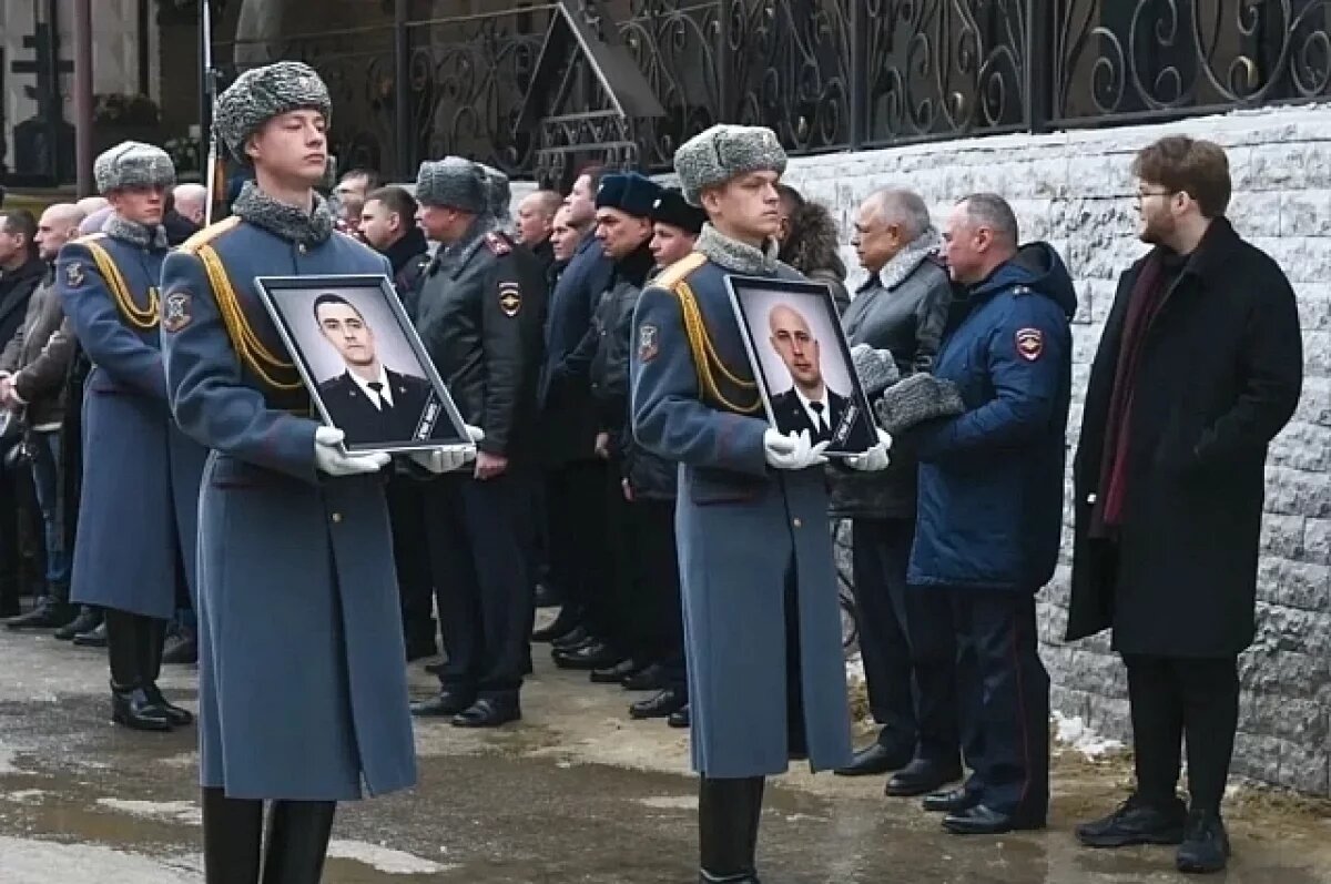    Погибших в Калмыкии волгоградцев похоронили со всеми почестями.