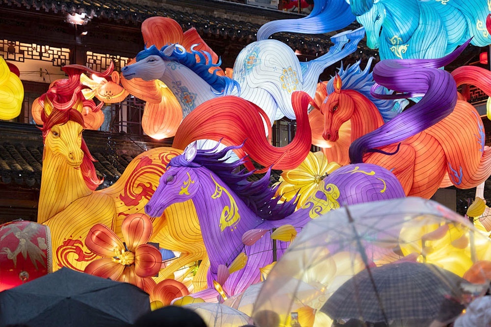   Китайский Новый год начинается 17 февраля и открывает динамичный, насыщенный событиями год Огненной Лошади, который продлится до 5 февраля 2027 года. Фестиваль фонарей в саду Юйюань в Шанхае в честь года Лошади. / Фото: VCG/VCG via Getty Images