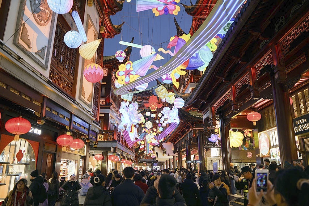    Выставка фонарей, посвященная году Лошади, в Шанхае. / Фото: Costfoto/NurPhoto via Getty Images