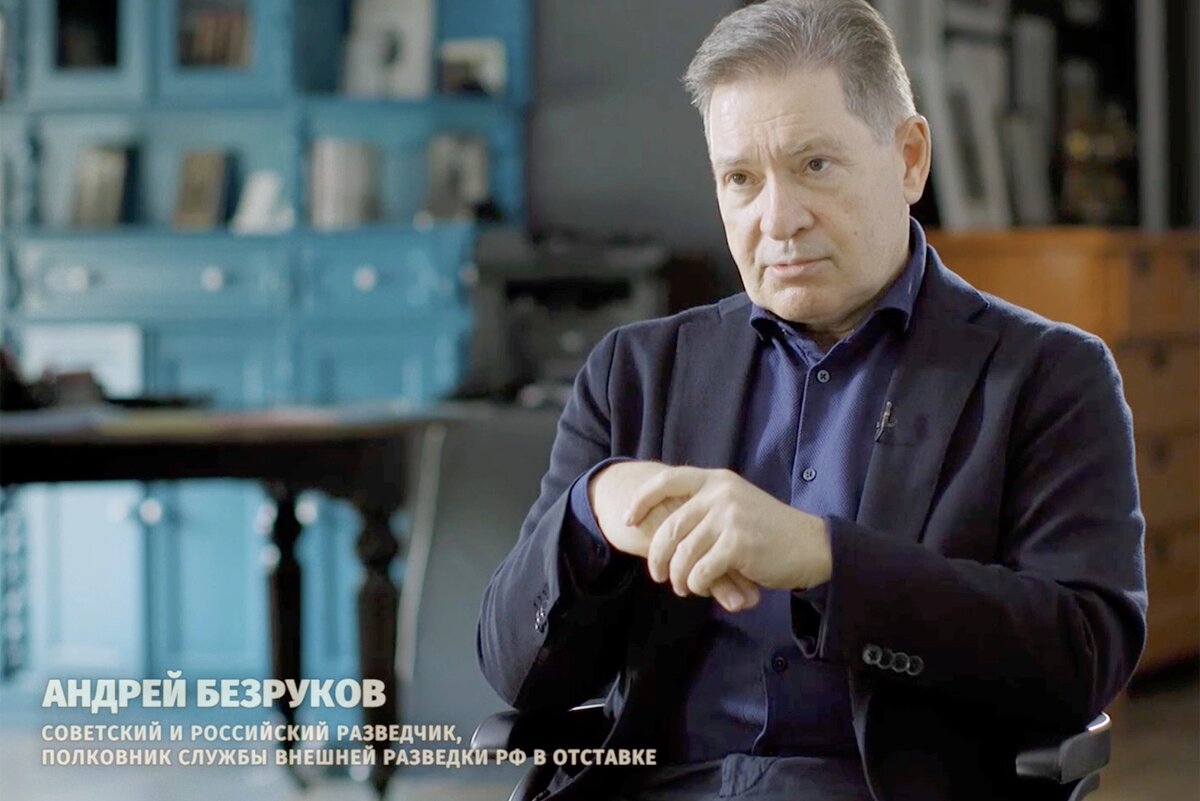 Андрей Безруков комментирует истории фигурантов. Кадр из фильма
