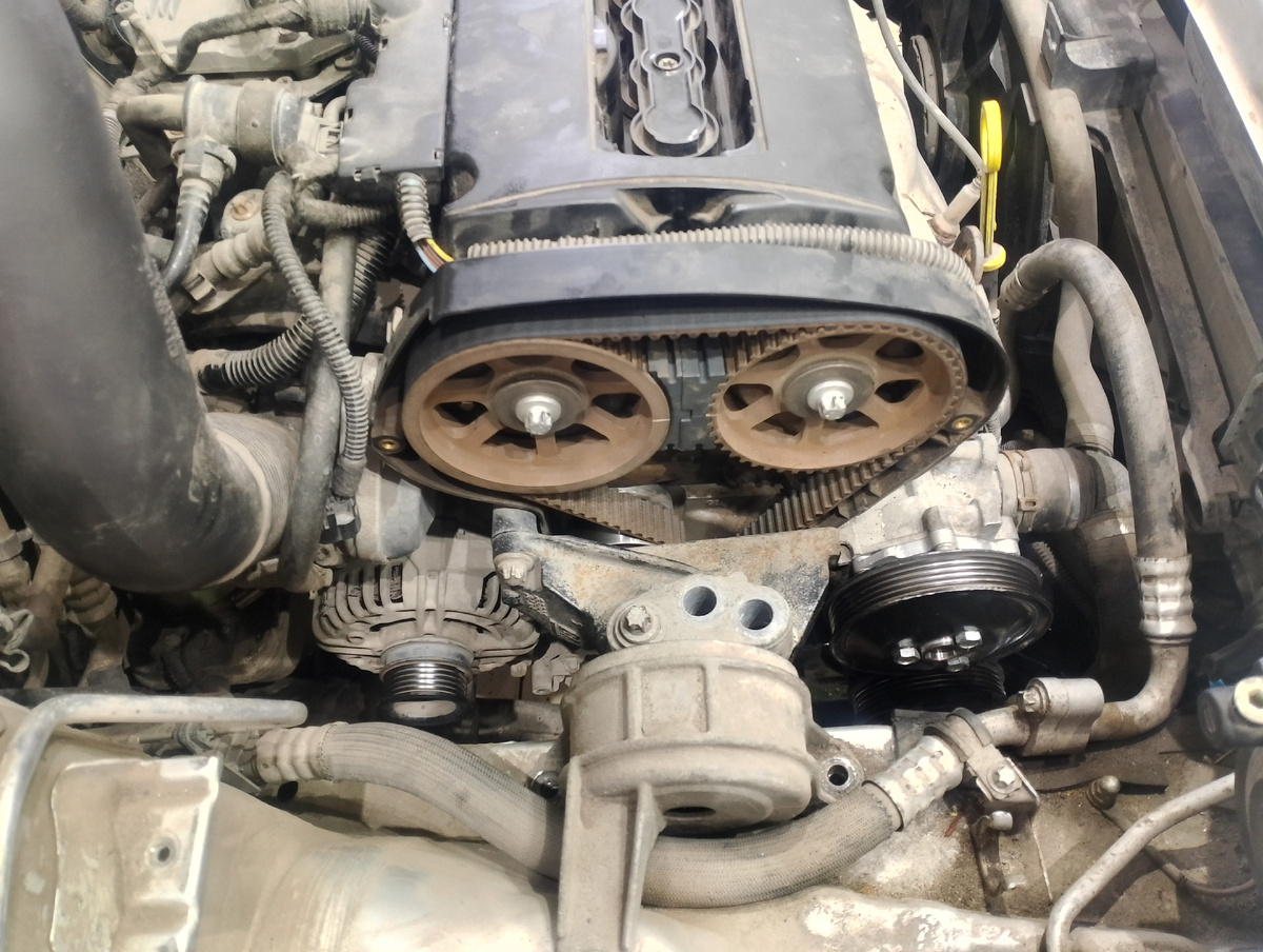 Подводим метки на распредвалах фиксируем.