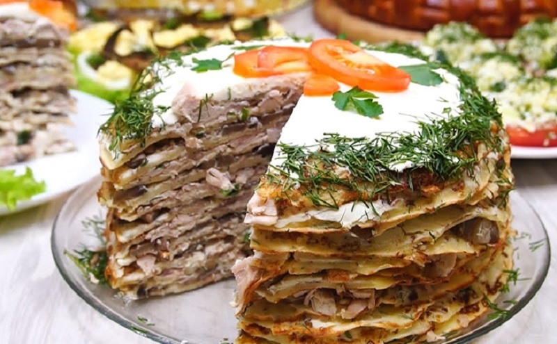 Блинный закусочный торт с курицей и грибами: быстрый и эффектный рецепт для домашнего стола