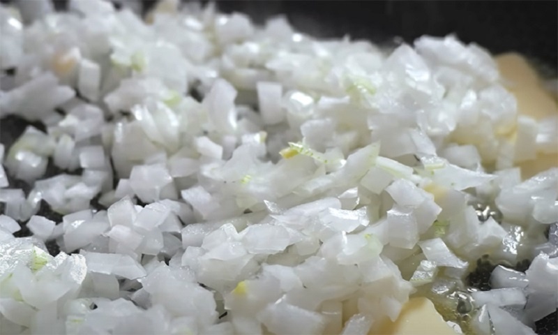 Блинный закусочный торт с курицей и грибами: быстрый и эффектный рецепт для домашнего стола