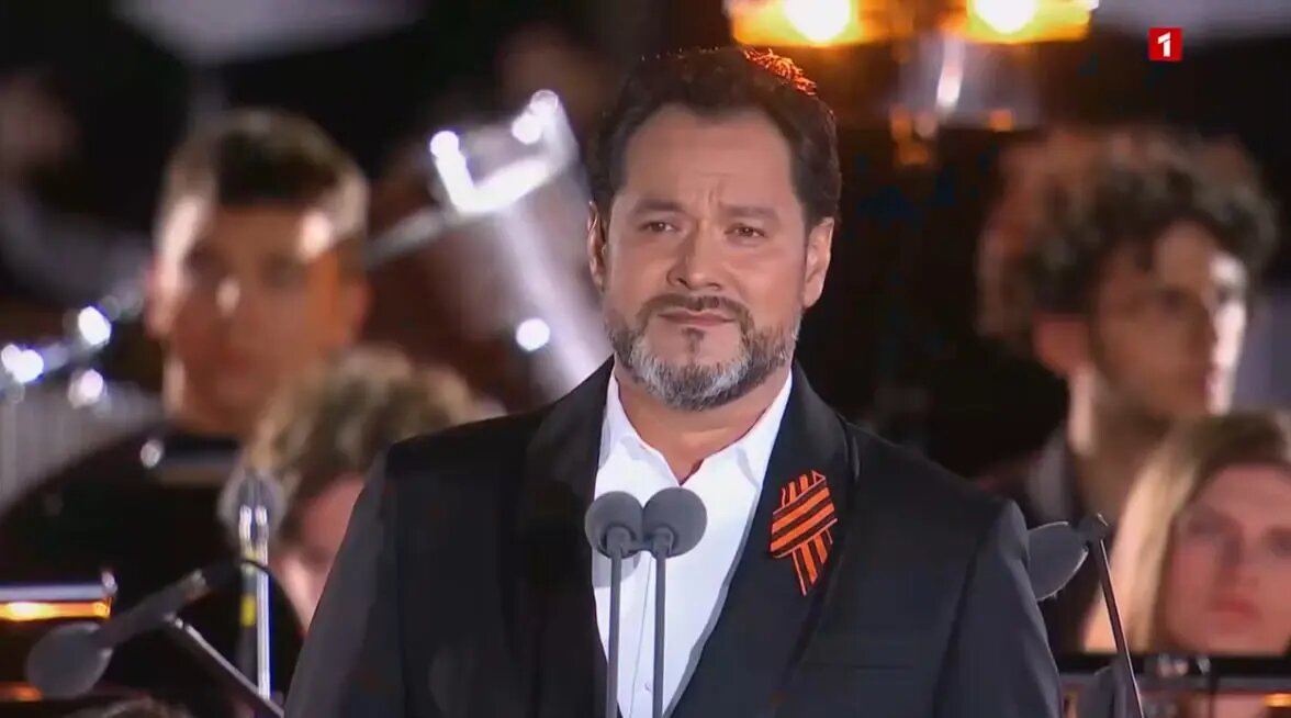    Ильдар Абдразаков. Фото: скриншот из видео трансляции концерта «Песни Победы на Мамаевом Кургане» на России 1