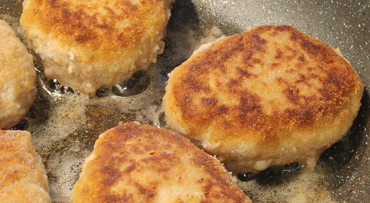 Именно на этом этапе котлета чаще всего начинает разваливаться.