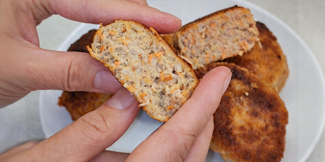 Уберите эти 3 ошибки — котлеты сразу станут сочными и будут держать форму