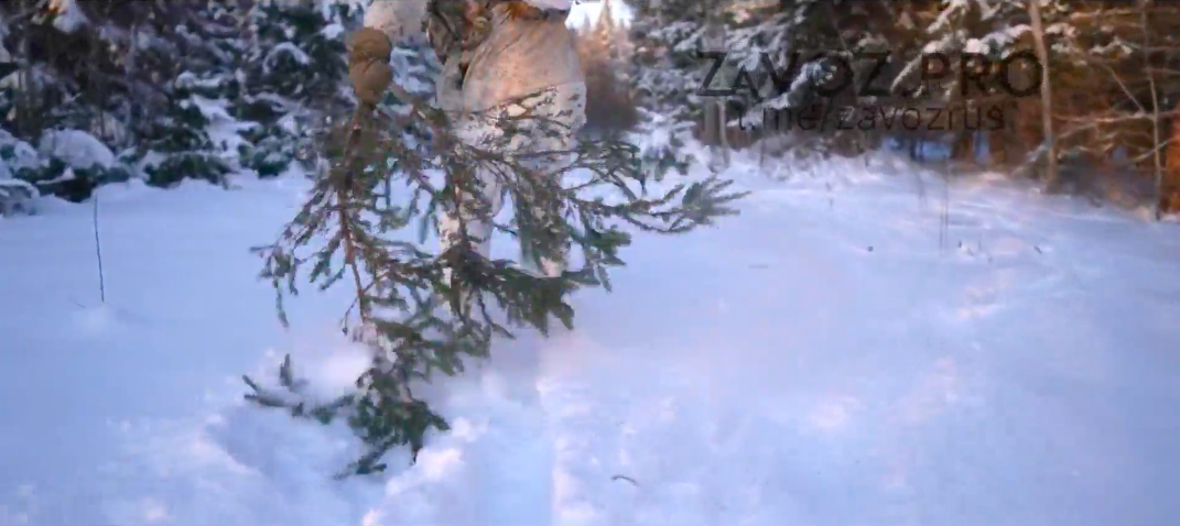 Боец заметает следы в снегу подручными средствами