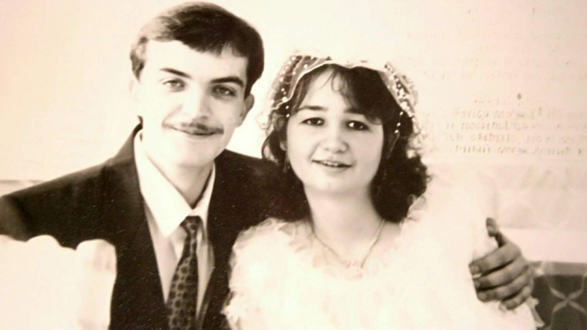 Это мы 12 февраля 1994 года. Сама рисовала плакаты, украшала зал, сзади обычная тюль, чтобы закрыть кухонную зону столовой. Шампанское завязала обычной лентой. Одно - на годовщину свадьбы, второе - на рождение первенца. 