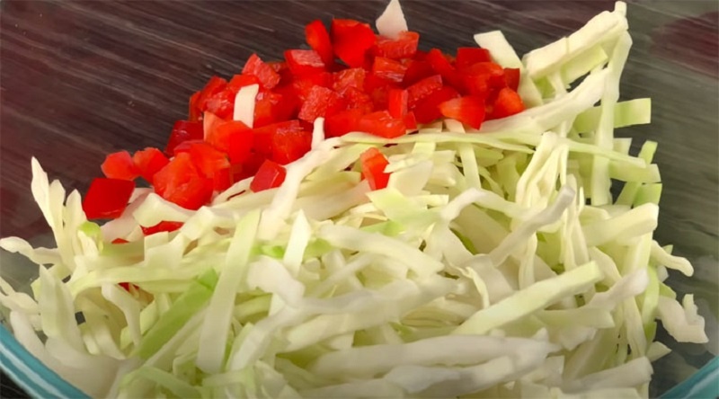 Быстрый ужин из простой капусты: как удивить всех из того, что было в холодильнике