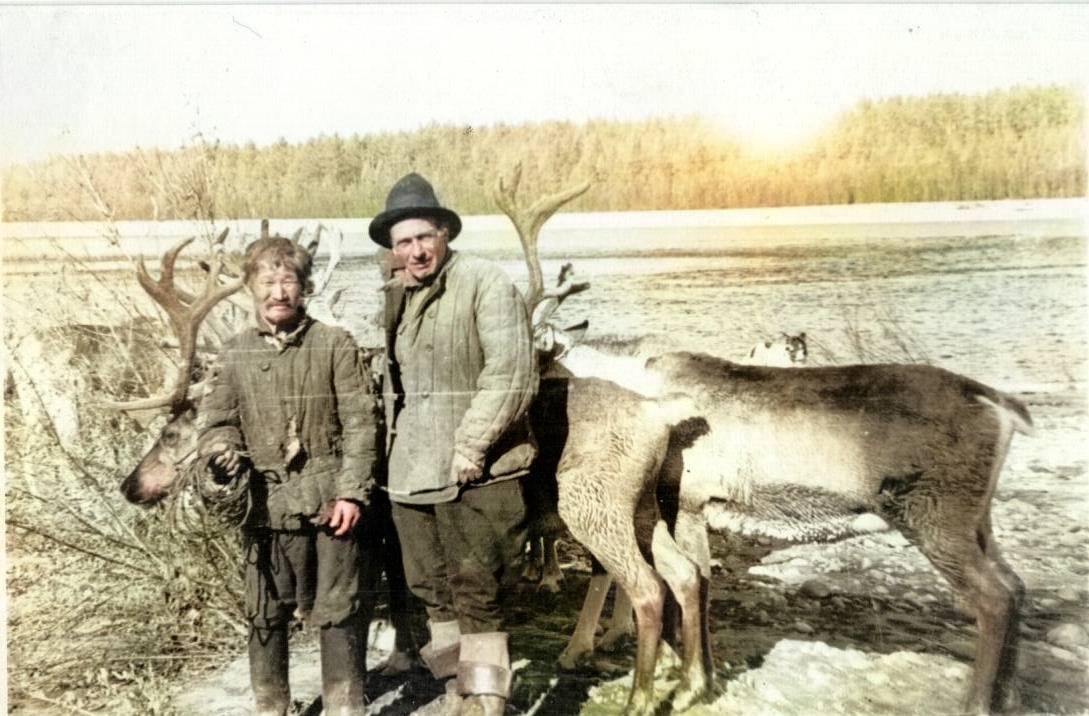 Улукиткам и Григорий Федосеев. Река Купури. 1940-е годы. (фото с сайта АРОИПО «За развитие региона»)