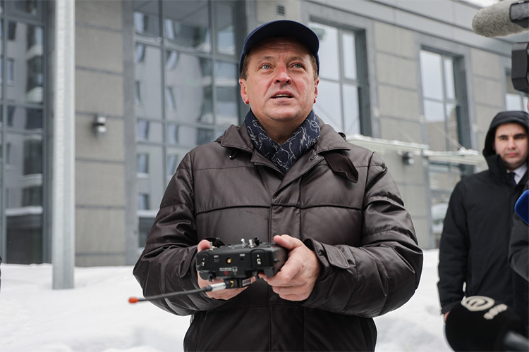    «Количество дворов растет, а число дворников уменьшается, — объяснял Ильсур Метшин невеселую зависимость. — Я рад, что беспилотники проходят апробацию чистки дворов. И думаю, что скоро мы их увидим в большом количестве дворов»