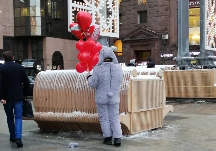 иногда перед 14 февраля по улицам ходят вот такие "мягкие игрушки". Фото автора