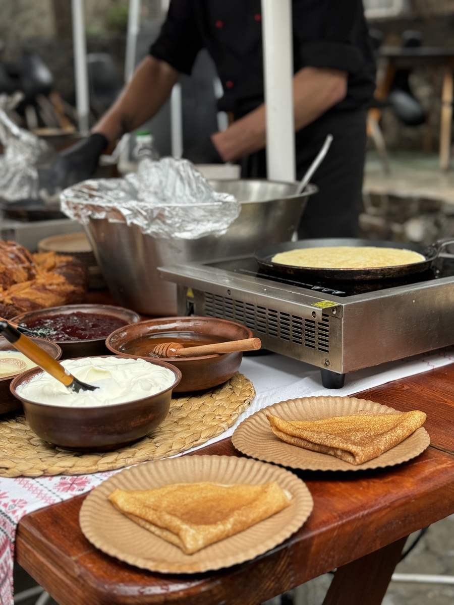 В том числе и герои праздника - блины...