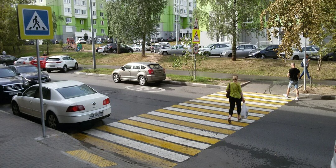 «Шаг на зебру больше не работает»: Когда водитель должен уступить пешеходу на самом деле, объясняю на пальцах