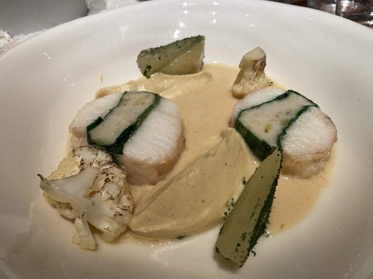 Рулет из трески и щуки с кремом из цветной капусты и томлеными яблоками