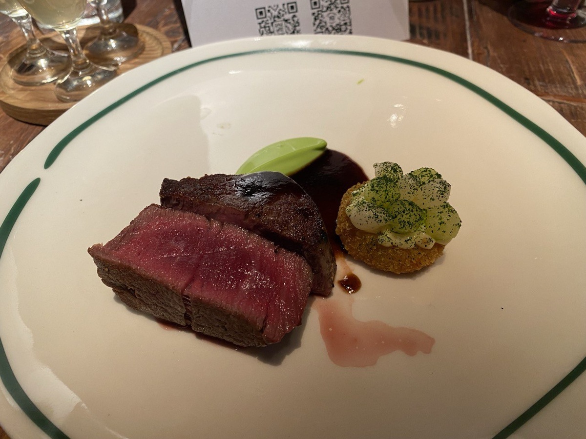 Говяжья вырезка с кремом из укропа и картофельным крокетом