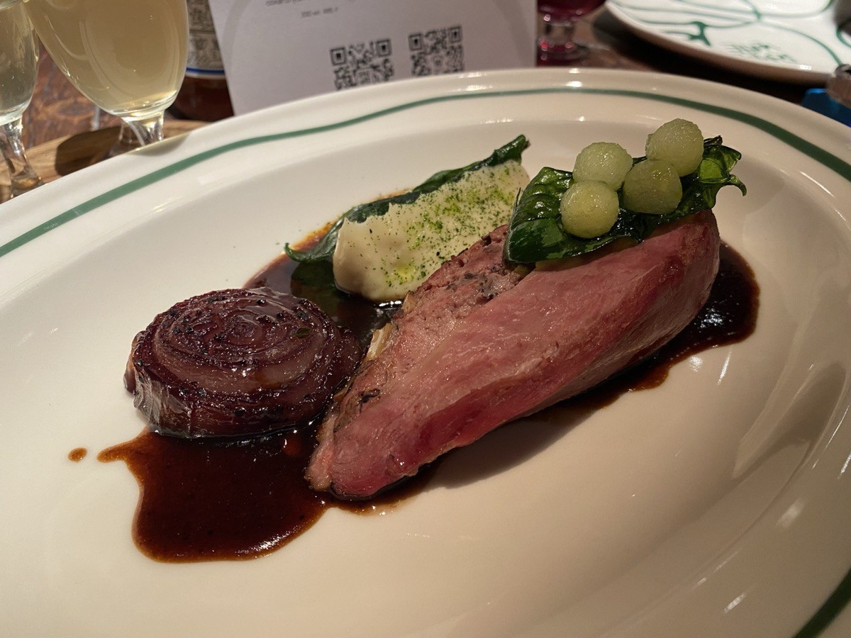 Утиная грудка, фаршированная печенью, с белыми грибами и черносливом