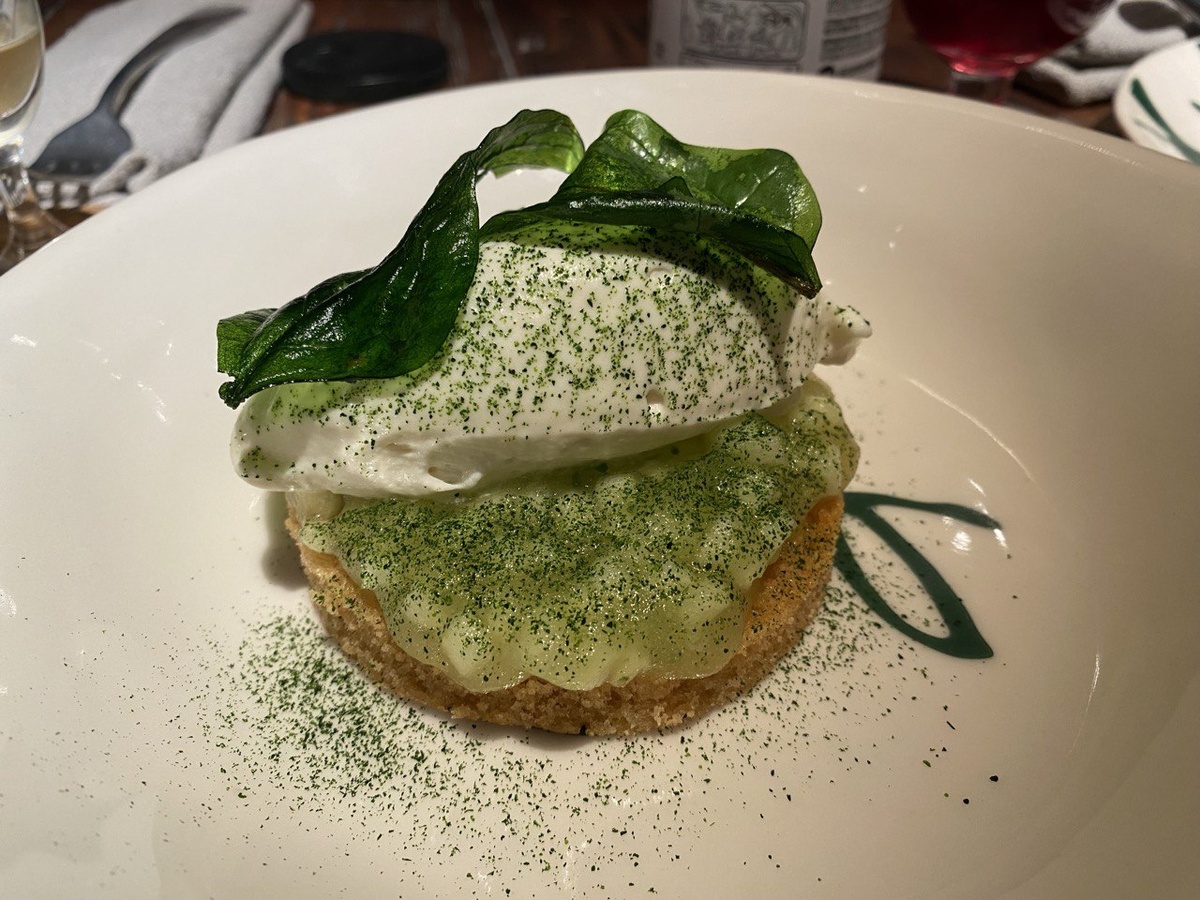 Гречневый финансье с соленой карамелью, яблоками конфи и кремом с сидром